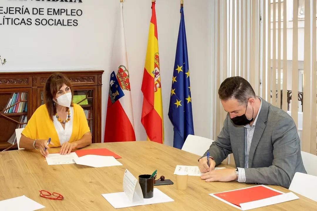 La Consejera De Empleo Y Pol&iacute;ticas Sociales, Ana Bel&eacute;n &Aacute;lvarez, Y El Director Generente Del Hospital Santa Clotilde, Vicente Fern&aacute;ndez, Firman El Convenio De Colaboraci&oacute;n Entre El ICASS Y El Hospital