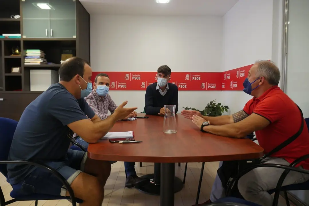 Reuni&oacute;n del portavoz del PSOE, Daniel Fern&aacute;ndez, con delegados de CCOO.