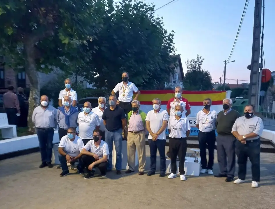 P&oacute;dium del XLIX Campeonato de Espa&ntilde;a de bolos en categor&iacute;a veteranos celebrado en la Bolera la Quintana de Cortiguera de Suances