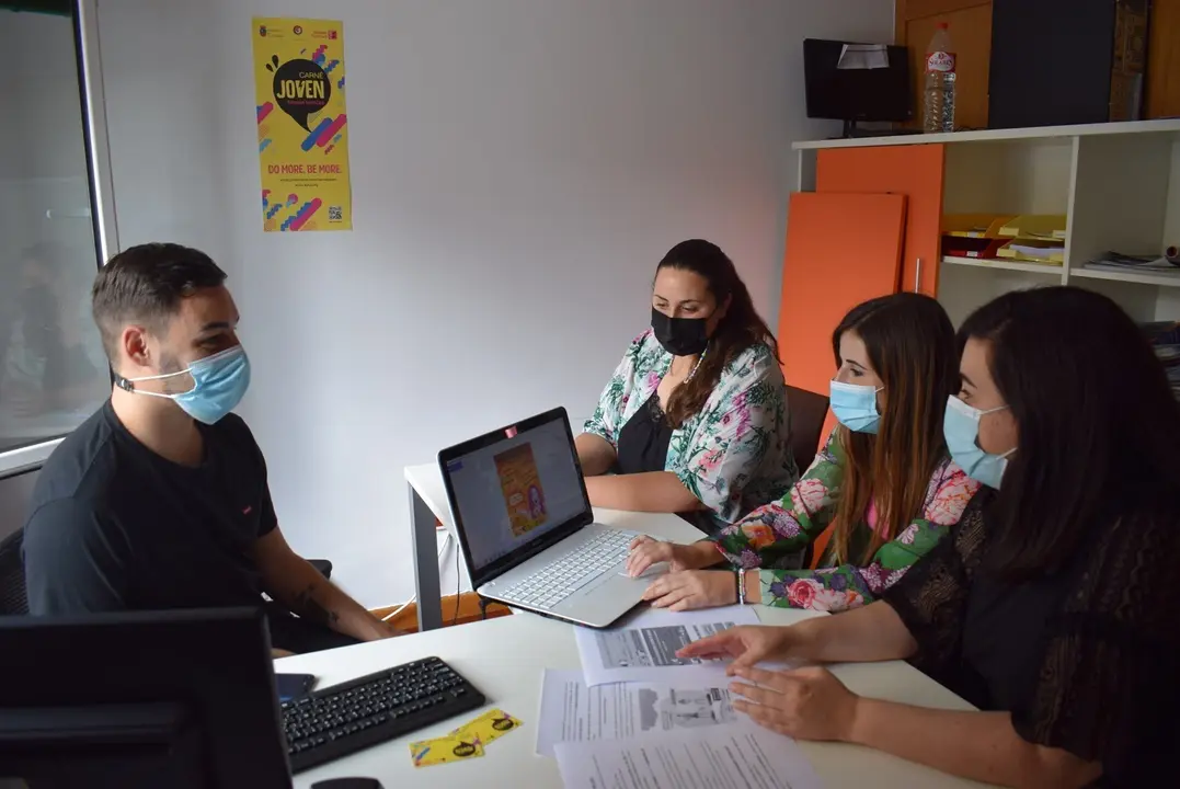 Reuni&oacute;n en la Oficina de Juventud de Renedo