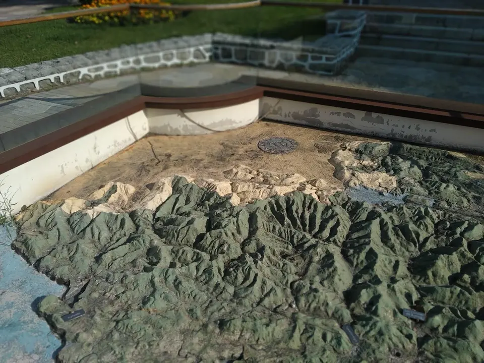 Mapa en relieve de Cantabria ubicado en la plaza de las Brisas de Santsander