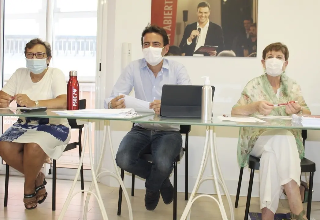 El secretario general del PSOE de Santander, Pedro Casares, y miembros de la Ejecutiva del partido a nivel local