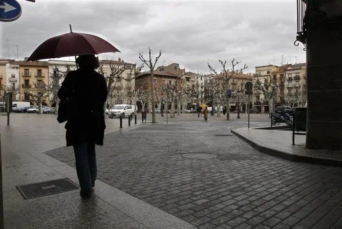 Archivo - Lluvia en Balaguer, en la comarca de la Noguera, provincia de Lleida. Imagen de archivo para recursos.