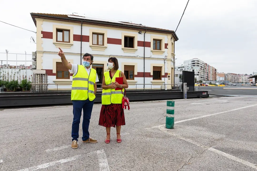 La Consejera De Econom&iacute;a Y Hacienda, Mar&iacute;a S&aacute;nchez, Visita La Zona Franca Del Puerto De Santander Junto A Francisco Fern&aacute;ndez Ma&ntilde;anes