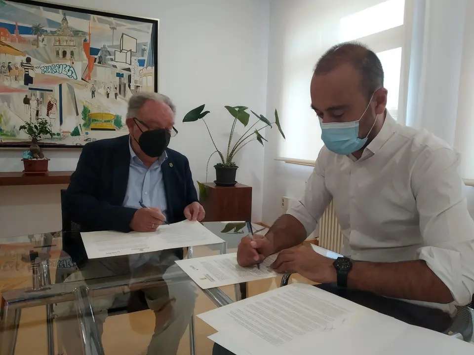 El alcalde de Torrelavega, Javier L&oacute;pez Estrada, y el presidente de UNATE, La Universidad Permanente, Modesto Chato de los Bueys