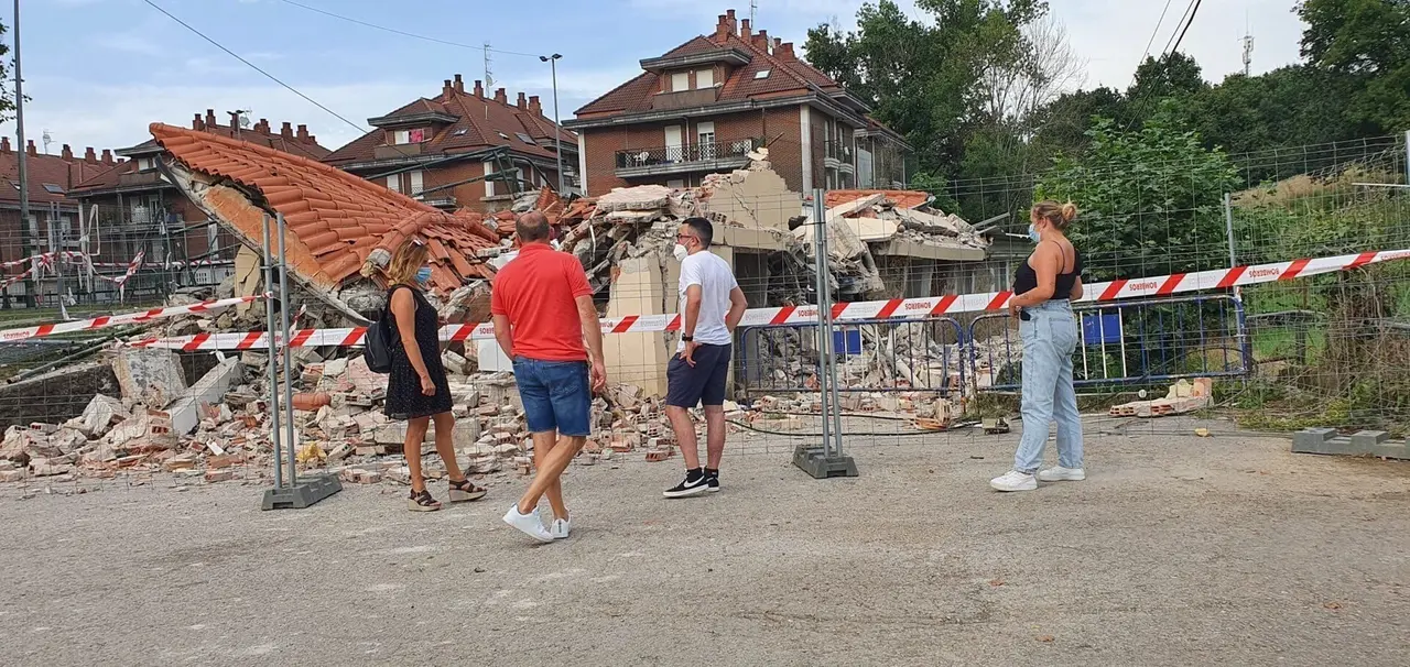 Derrumbe edificio municipal de Sar&oacute;n