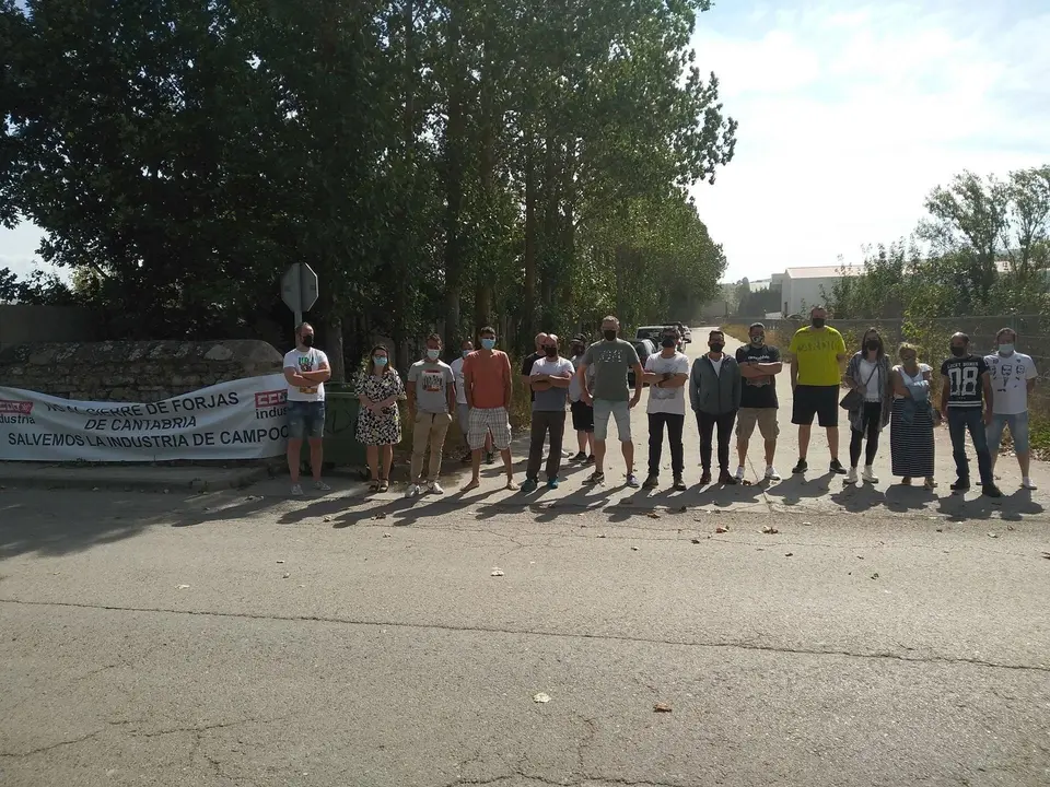 Concentraci&oacute;n de la plantilla de Forjas de Cantabria