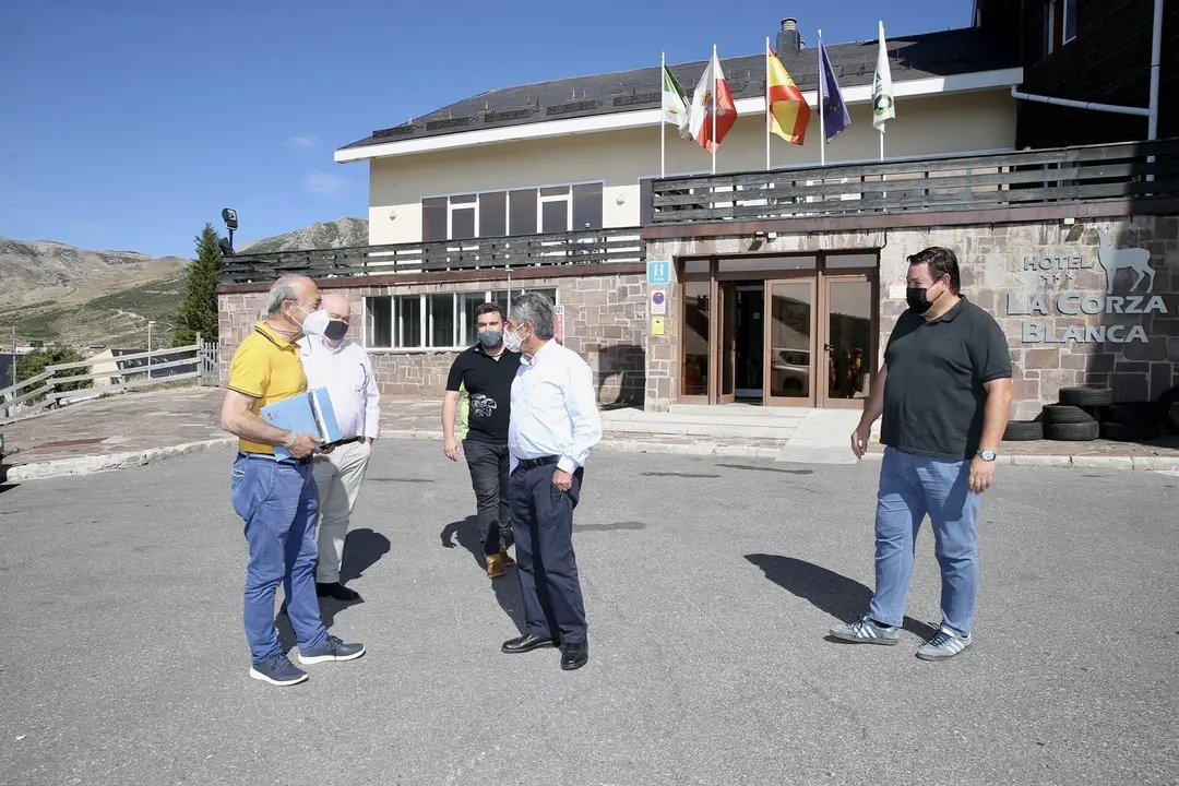 El presidente y el consejero visitan La Corza Blanca
