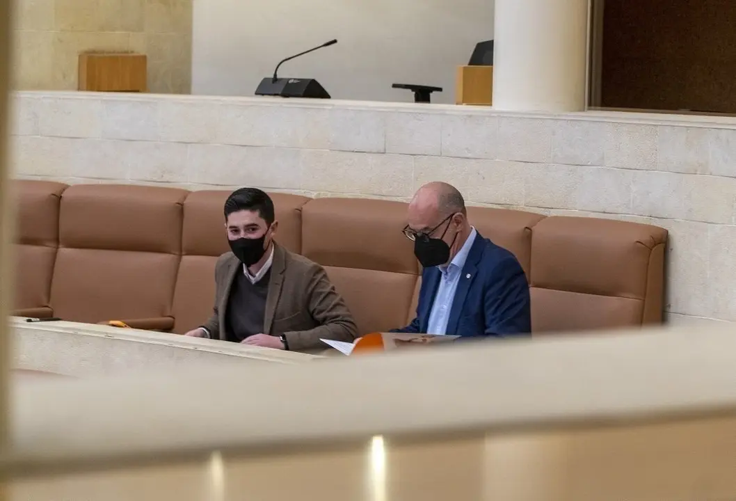 Archivo - El l&iacute;der de Cs Cantabria y portavoz del grupo en el Parlamento regional, F&eacute;lix &Aacute;lvarez (derecha), y el diputado naranja Diego Mara&ntilde;&oacute;n (izda)