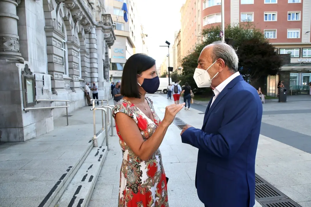 La alcaldesa de Santander, Gema Igual, presenta al consejero de Industria, Turismo, Innovaci&oacute;n, Transporte y Comercio, Javier L&oacute;pez Marcano, el Plan de Sostenibilidad Tur&iacute;stica de Santander.