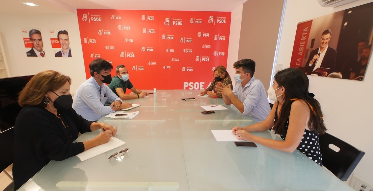El portavoz del PSOE en Santander, Daniel Fernández, en una reunión de trabajo con los concejales del Grupo Socialista.