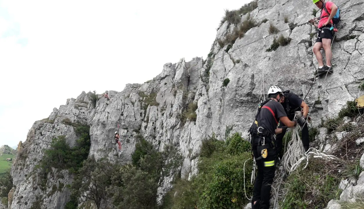 Bomberos de Cantabria rescatan a una mujer en la v&iacute;a ferrata de Li&eacute;rganes