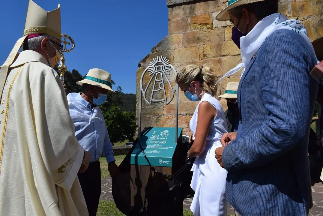 La alcaldesa de Pi&eacute;lagos, Ver&oacute;nica Samperio; el presidente de Cantabria, Miguel &Aacute;ngel Revilla, y el vicepresidente regional, Pablo Zuoaga, inauguran un monolito conmemorativo del primer centenario de la Virgen de Valencia en presencia del obispo