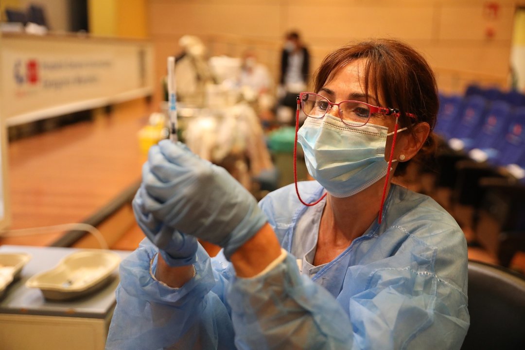 Una sanitaria prepara una vacuna contra el coronavirus, en el dispositivo puesto en marcha en las instalaciones del Hospital General Universitario Gregorio Marañón, a 20 de agosto de 2021, en Madrid (España). Casi 5 millones de personas en la Comunidad de