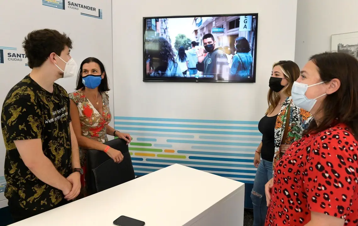 La alcaldesa de Santander con j&oacute;venes artistas que crean videoclips inspirados en programas y actividades del Ayuntamiento