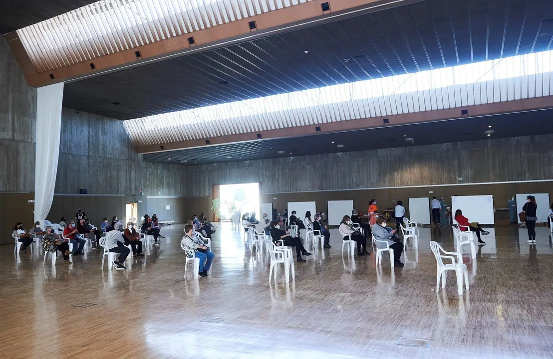 Archivo - Varias personas, en un dispositivo de vacunaci&oacute;n masiva frente al Covid-19 en Santander
