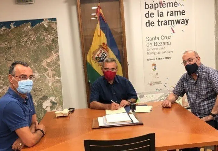 Firma del convenio de recursos educativos
