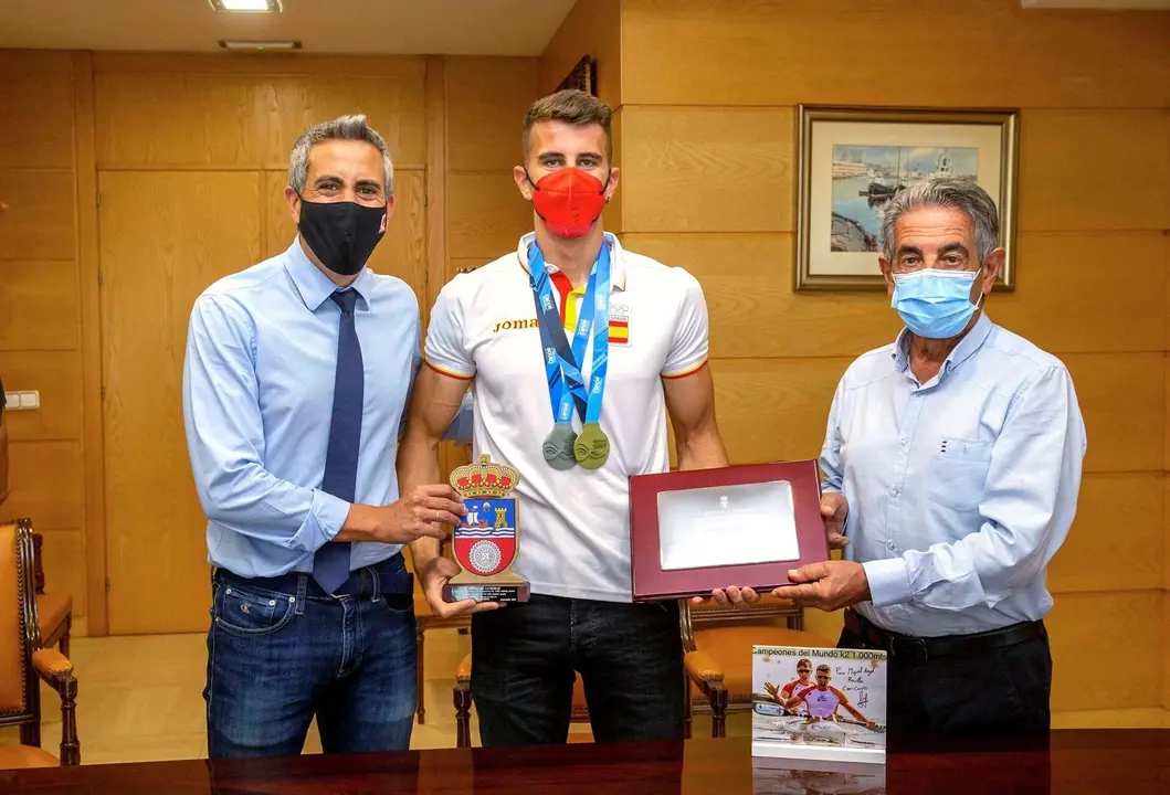 El presidente de Cantabria, Miguel &Aacute;ngel Revilla; y el vicepresidente y consejero de Deportes, Pablo Zuloaga, reciben al pirag&uuml;ista c&aacute;ntabro Ernesto Goribar, campe&oacute;n del mundo junior en K2 1.000 metros y subcampe&oacute;n en K4 1.000 metros