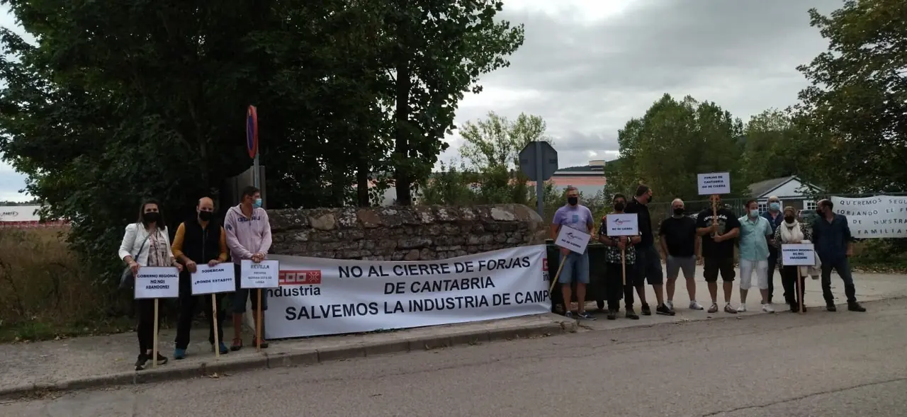 Concentraci&oacute;n de la plantilla de Forjas de Cantabria