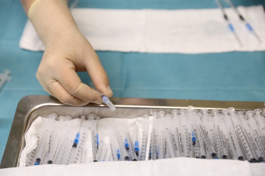 Varias dosis de la vacuna de Pfizer en un dispositivo puesto en marcha para vacunar contra el coronavirus