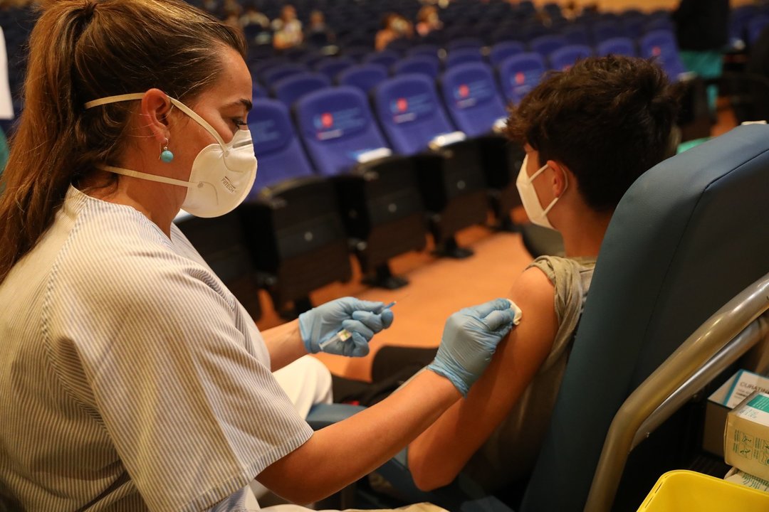 Una sanitaria después de vacunar a un menor contra el coronavirus con una dosis de Pfizer, en el dispositivo puesto en marcha en las instalaciones del Hospital General Universitario Gregorio Marañón, a 20 de agosto de 2021, en Madrid (España).