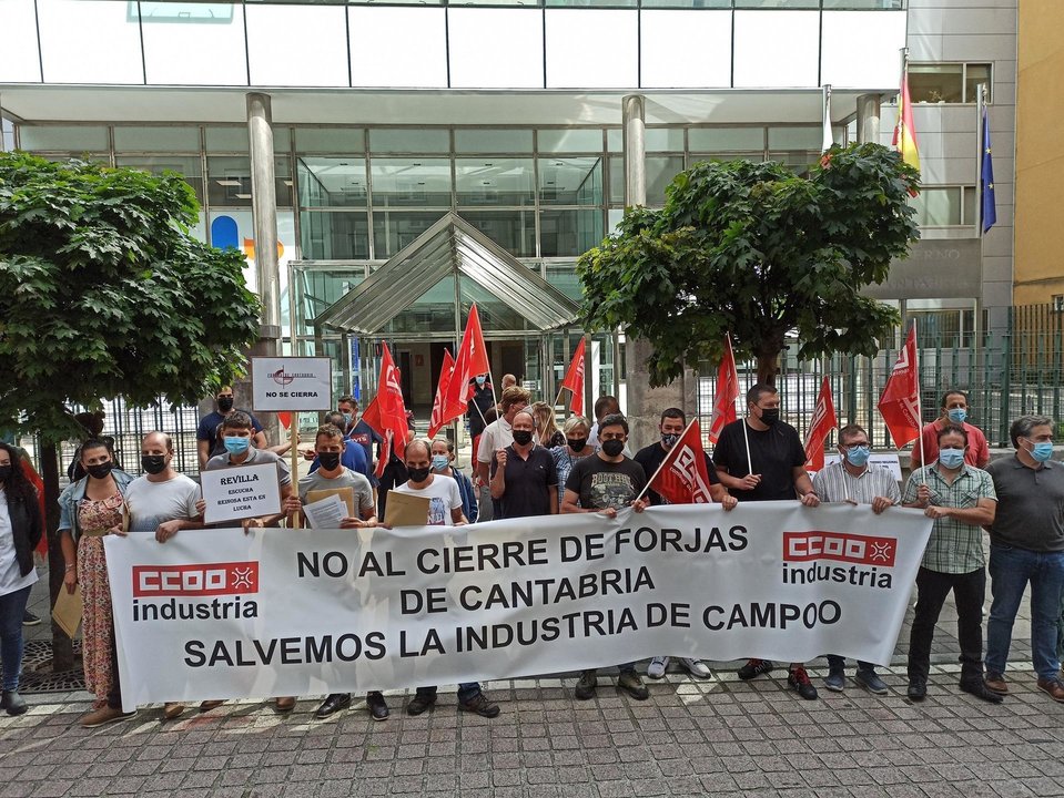 Concentración de los trabajadores de Forjas de Cantabria frente a la sede del Gobierno de Cantabria