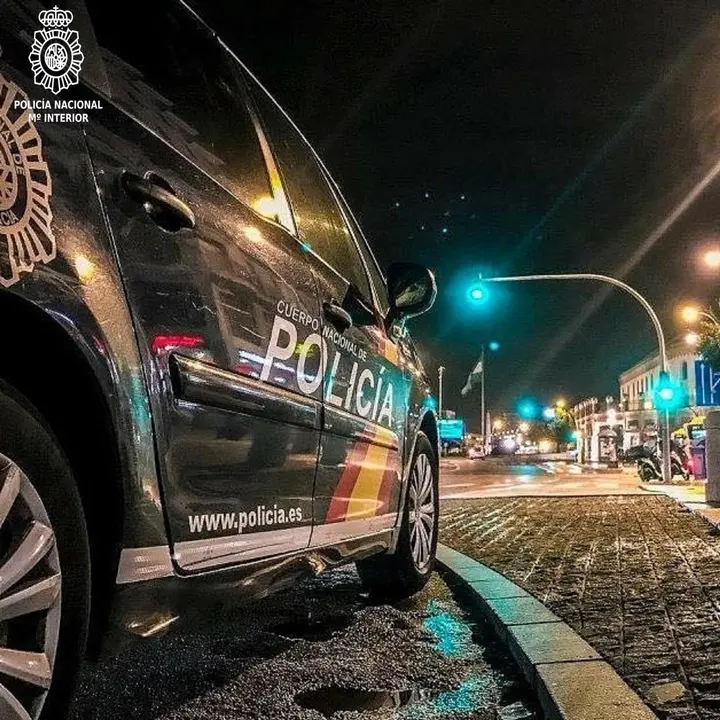 Archivo - Coche Polic&iacute;a Nacional patrullando en Santander.