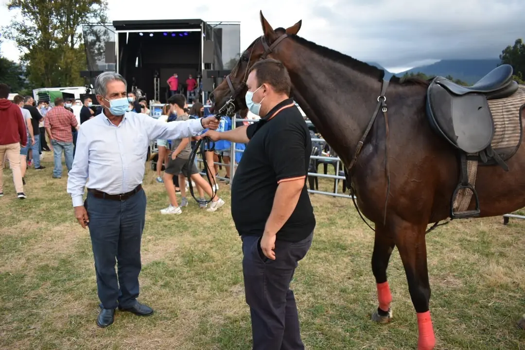 Revilla asiste a la carrera de caballos de Molledo