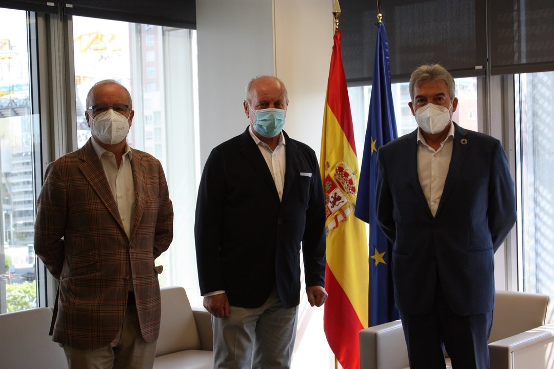 El alcalde de Reinosa, José Miguel Barrio, y los directores generales de SICAN y SEPES, Antonio Bocanegra y Lucrecio Fernández