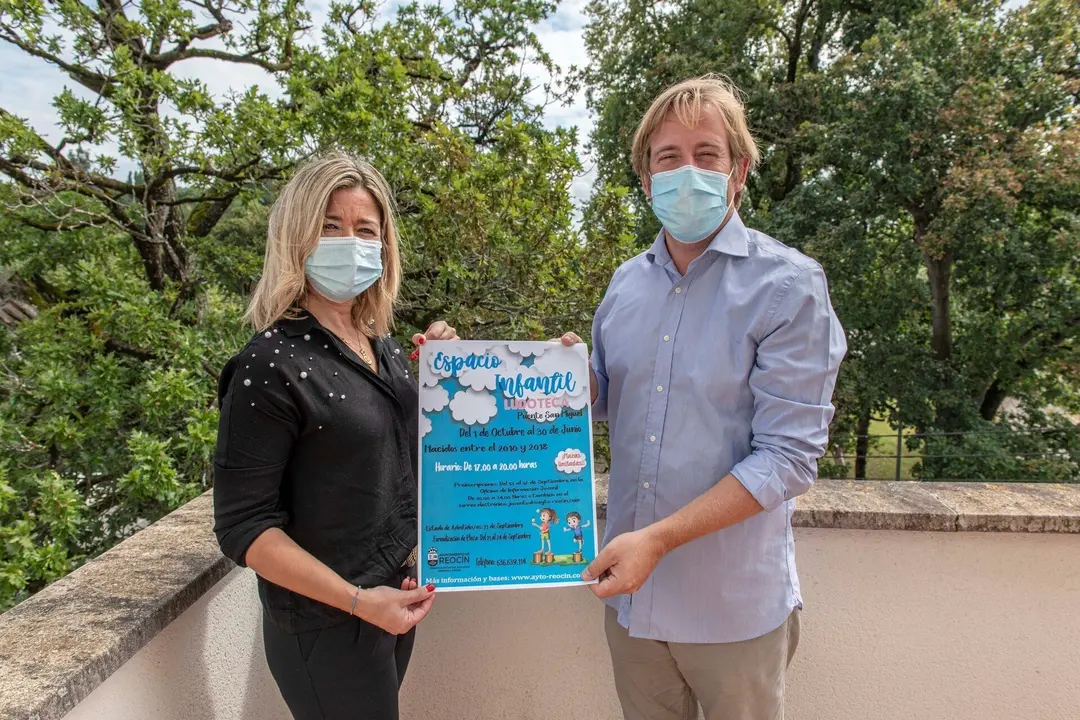 El alcalde, Pablo Diestro, y la concejala de Educaci&oacute;n, Eva Cobo