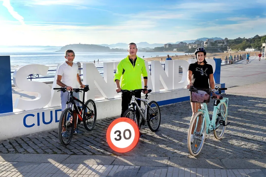 El concejal de Movilidad Sostenible, C&eacute;sar D&iacute;az; el jefe provincial de Tr&aacute;fico, Jos&eacute; Miguel Tolosa; y la alcaldesa, Gema Igual