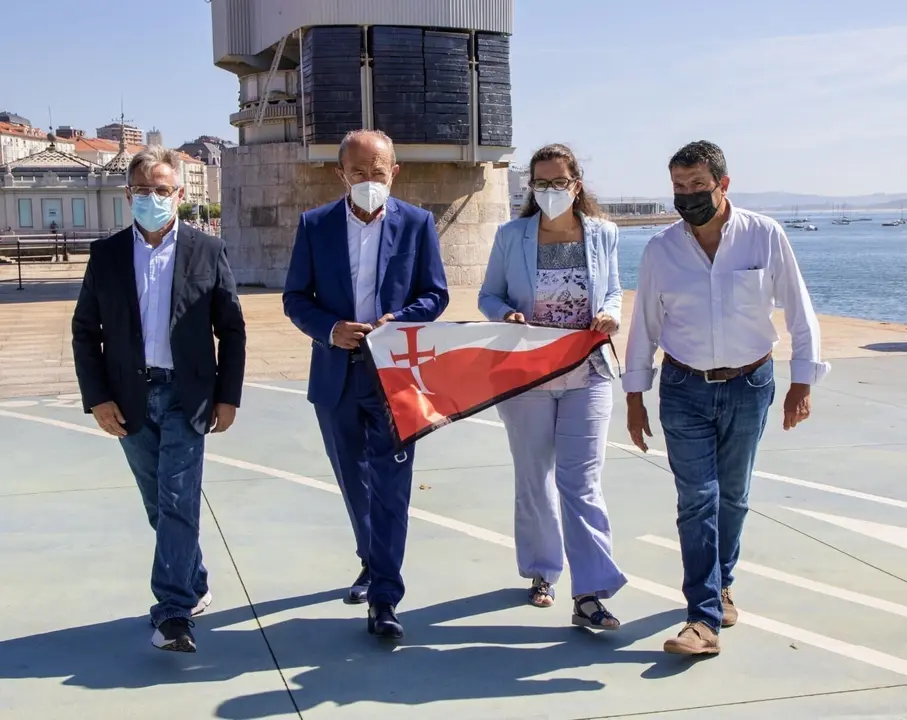 El consejero de Industria, Turismo, Innovaci&oacute;n, Transporte y Comercio, Javier L&oacute;pez Marcano, entrega a la asociaci&oacute;n Navigatio la gr&iacute;mpola del proyecto 'Mar de J&uacute;bilo'