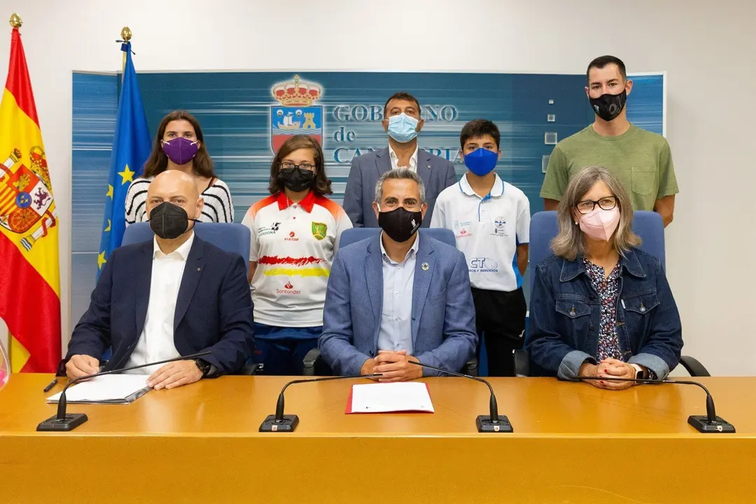 El vicepresidente y consejero de Universidades, Igualdad, Cultura y Deporte, Pablo Zuloaga, presenta, en rueda de prensa, el Concurso Mixto de Bolos de Orejo.