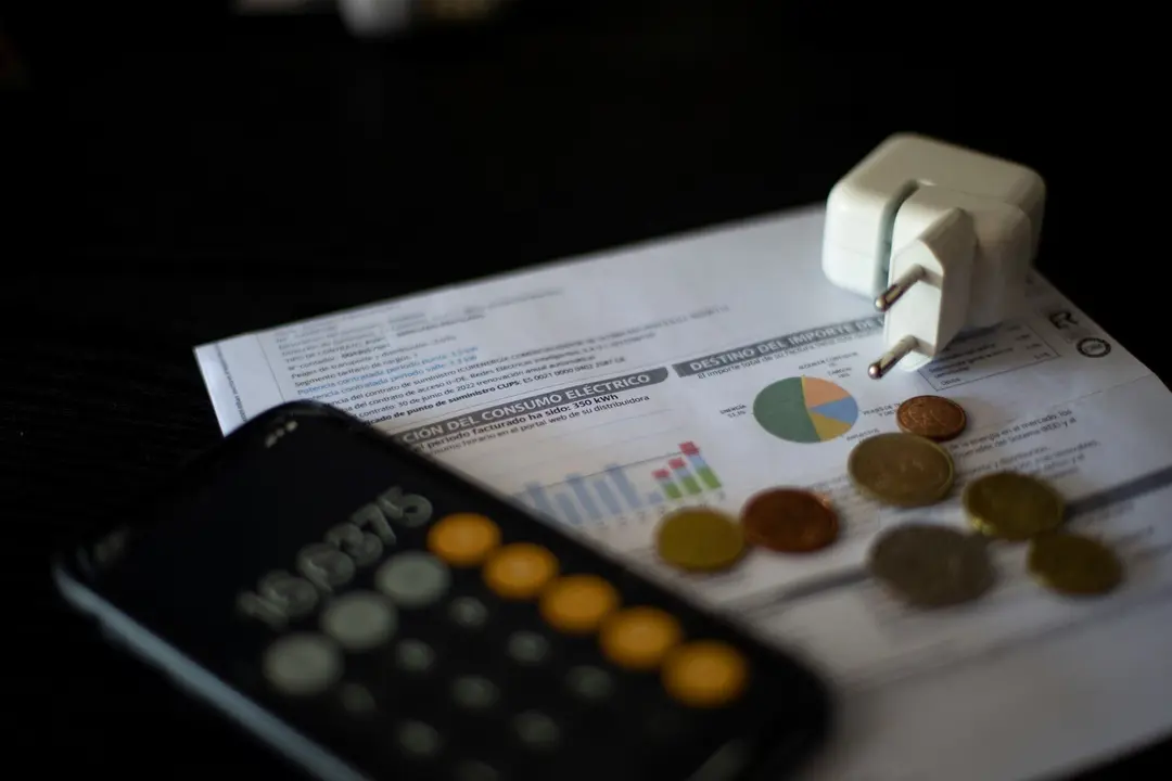 Una factura del consumo de luz, a 10 de septiembre de 2021, en Madrid (Espa&ntilde;a). 