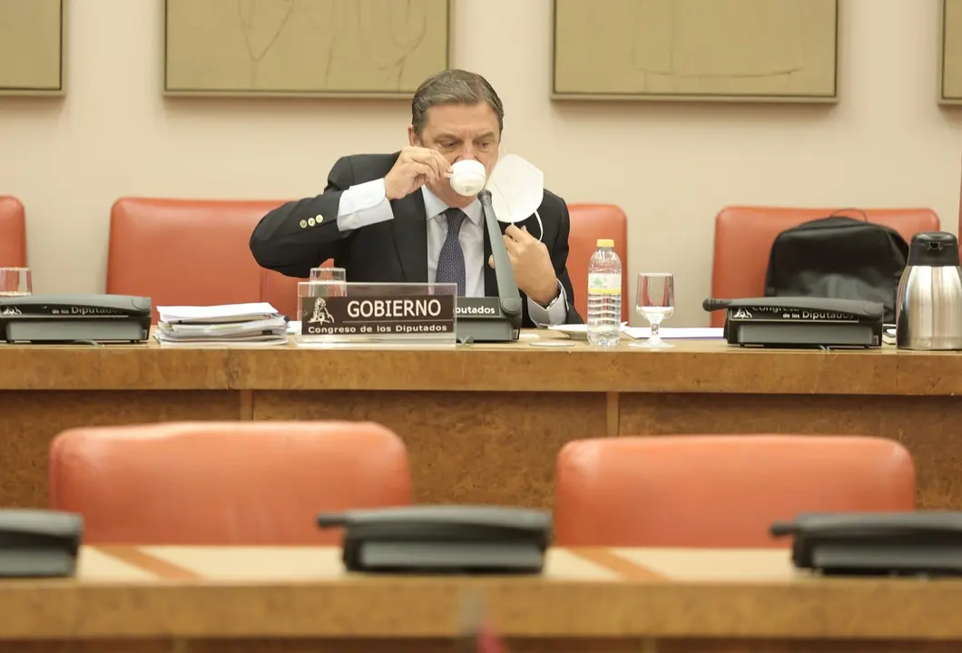 El ministro de Agricultura, Pesca y Alimentaci&oacute;n, Luis Planas, bebe de una taza a su llegada a una Comisi&oacute;n de Agricultura, Pesca y Alimentaci&oacute;n en el Congreso de los Diputados, a 13 de septiembre de 2021, en Madrid, (Espa&ntilde;a). Su comparecencia tiene como 