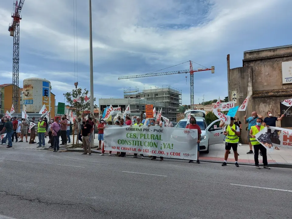 Concentraci&oacute;n de USO frente al Parlamento.