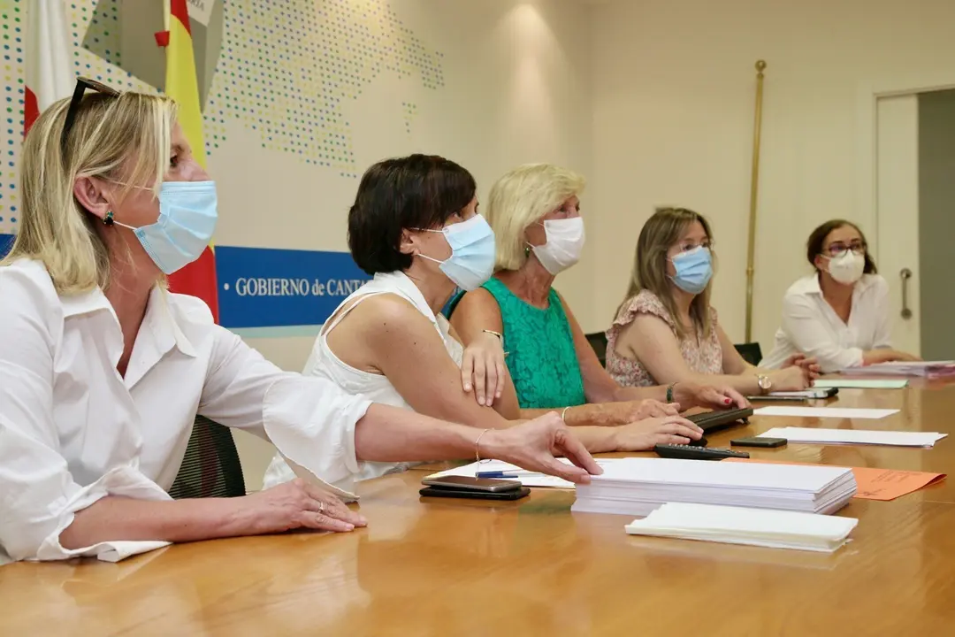 La consejera de Educaci&oacute;n, Marina Lomb&oacute;, en la reuni&oacute;n con los coordinadores Covid