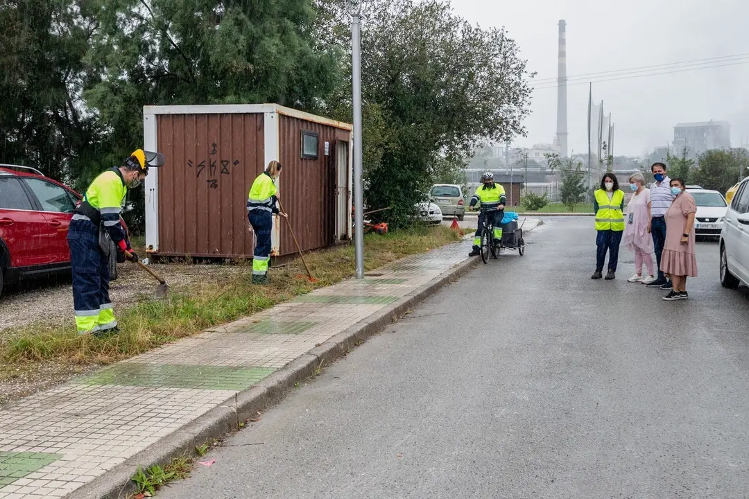 La alcaldesa de Polanco y el concejal de Empleo visitan una cuadrilla de Corporaciones Locales