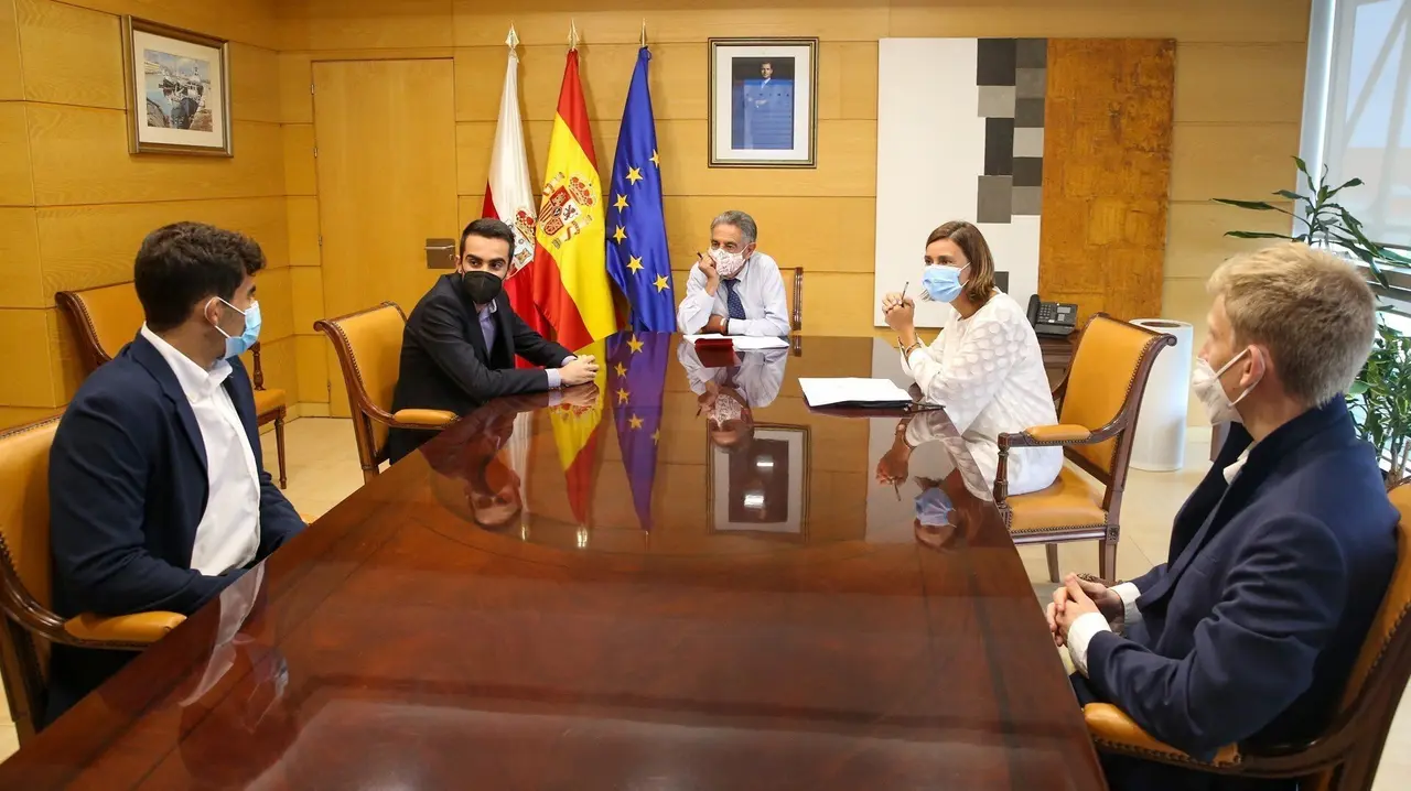 El presidente de Cantabria, Miguel &Aacute;ngel Revilla, y la consejera de Presidencia, Interior, Justicia y Acci&oacute;n Exterior, Paula Fern&aacute;ndez, se re&uacute;nen con representantes del Consejo de Estudiantes de la Universidad de Cantabria