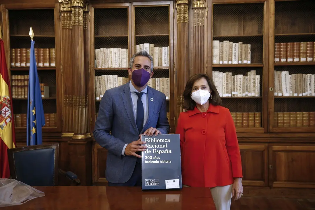 El vicepresidente y consejero de Universidades, Igualdad, Cultura y Deporte, Pablo Zuloaga, y la directora de la Biblioteca Nacional, Ana Santos Aramburo, durante la firma del protocolo general de actuaci&oacute;n en el &aacute;mbito cultural .