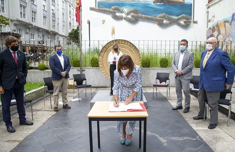 La consejera de Empleo firma el protocolo de actuaci&oacute;n (Foto: Lara Revilla)