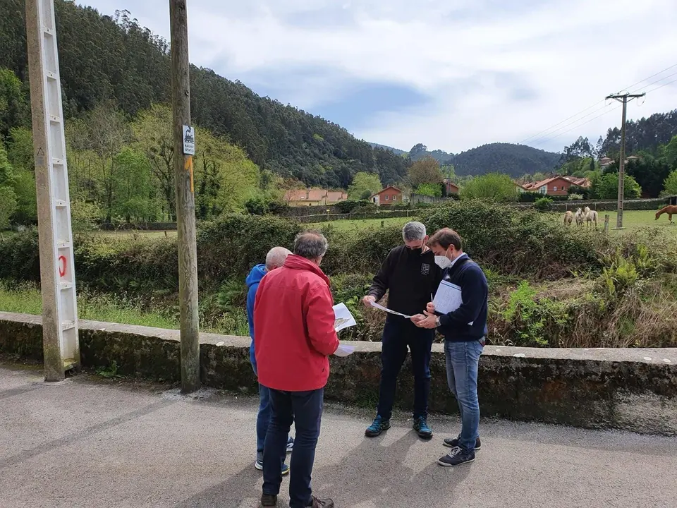 Reuni&oacute;n con los t&eacute;cnicos municipales sobre el terreno para abordar los problemas y las posibles soluciones del proyecto de saneamiento de Ota&ntilde;es.