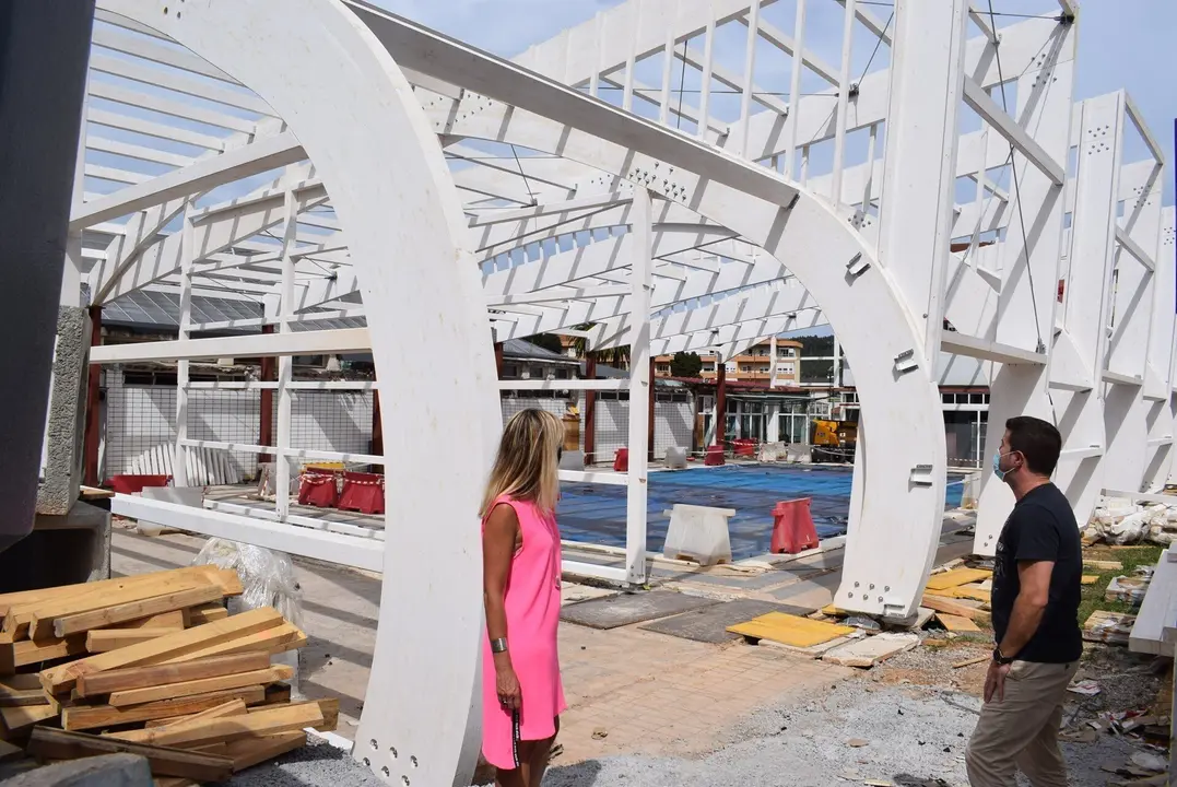 Comienza la instalaci&oacute;n de la nueva cubierta de la piscina y el gimnasio de Renedo de Pi&eacute;lagos