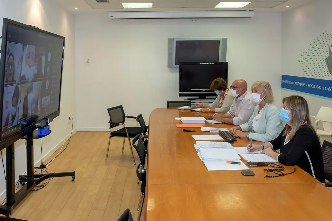 La consejera de Educaci&oacute;n y Formaci&oacute;n Profesional, Marina Lomb&oacute;, preside la reuni&oacute;n telem&aacute;tica del Comit&eacute; de Directores de Primaria