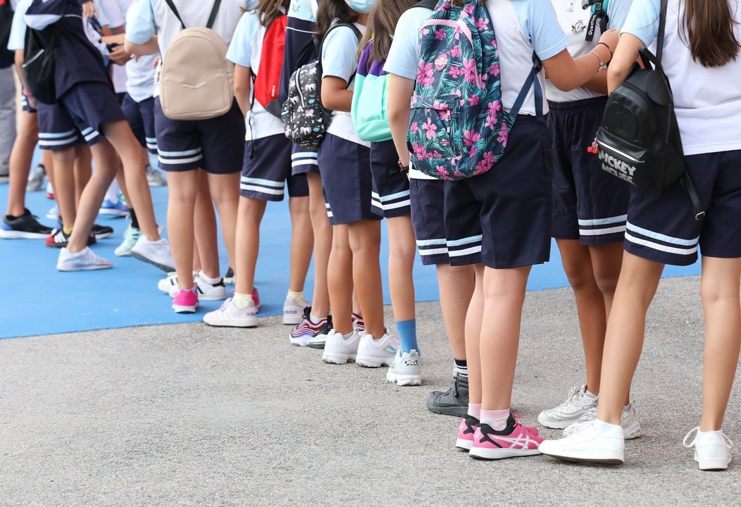 Un grupo de niños esperan a entrar en el colegio.- Archivo