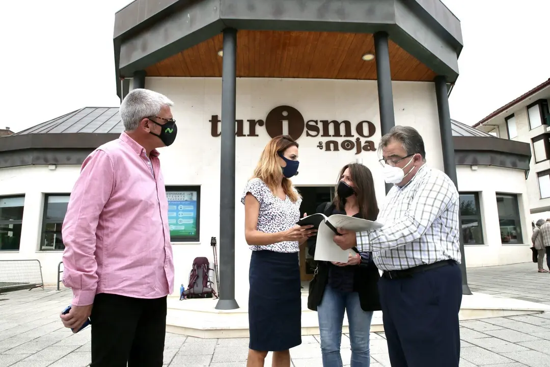 La directora general de Turismo del Gobierno de Cantabria, Marta Barca, visita Noja para conocer el plan de sostenibilidad tur&iacute;stica con el que busca captar fondos europeos