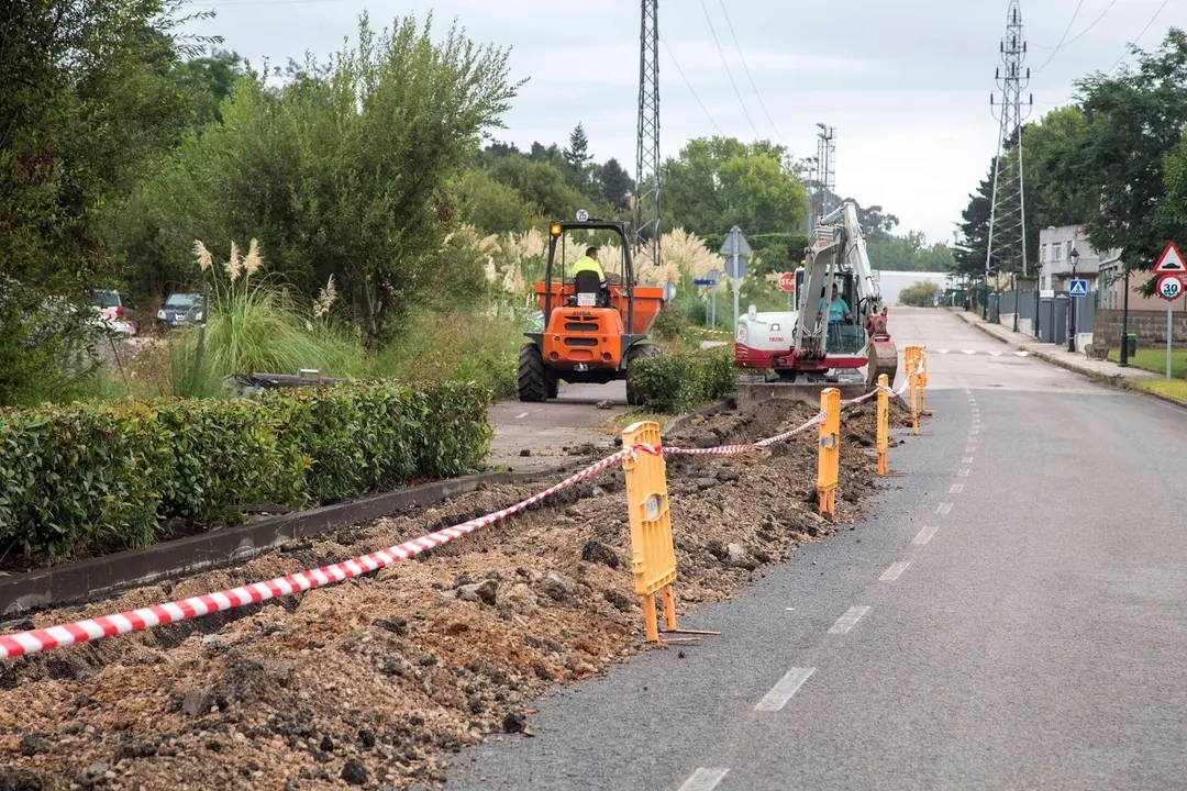 Obras de renovaci&oacute;n de la red de abastecimiento de agua en la avenida Juan Carlos I.