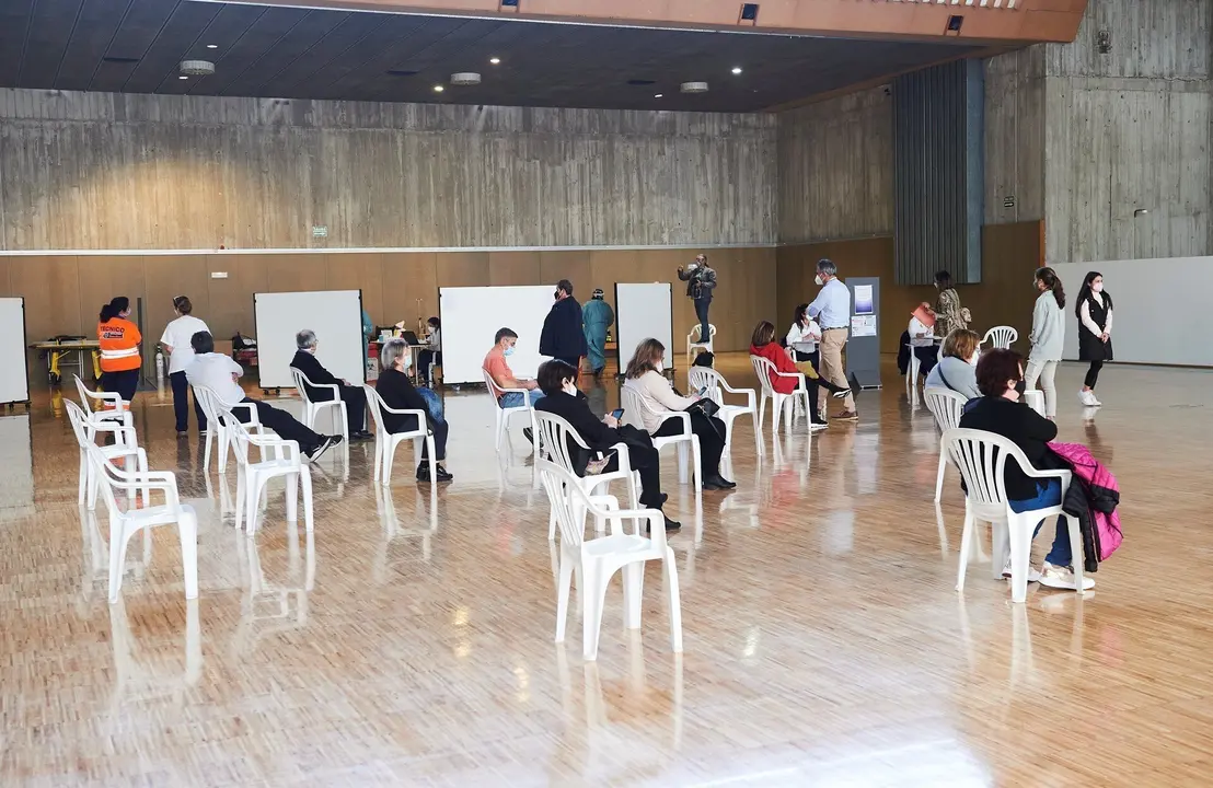 Archivo - Varias personas, en un dispositivo de vacunaci&oacute;n masiva frente al Covid-19, en el Palacio de Exposiciones y Congresos de Santander,
