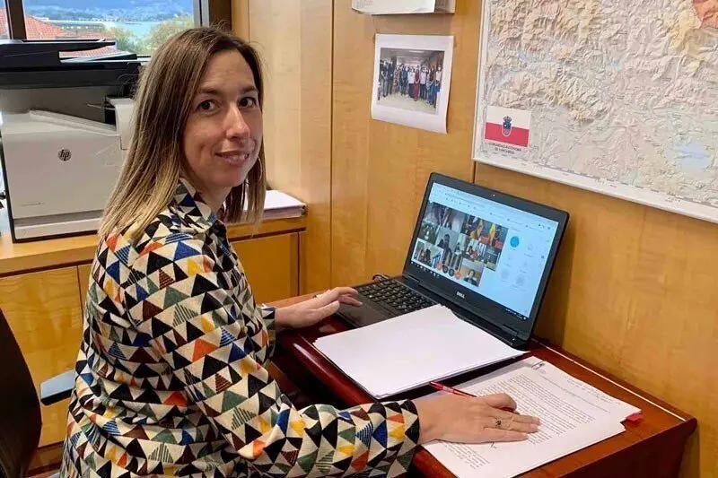 La consejera de Econom&iacute;a en su despacho