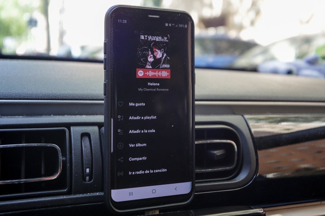 Archivo - Un 'smartphone' con una aplicación de música abierta colocado en un coche, en Madrid (España) a 3 de mayo de 2020. La Comunidad de Madrid ha anunciado este sábado que monitorizará los desplazamientos de cerca de dos millones de madrileños a trav